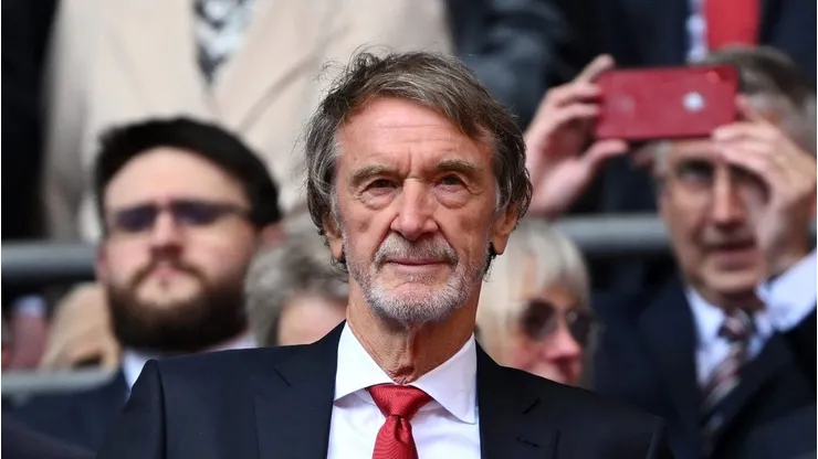 Jim Ratcliffe projeta o retorno do Manchester United à prateleira dos gigantes. Foto: Mike Hewitt/Getty Images