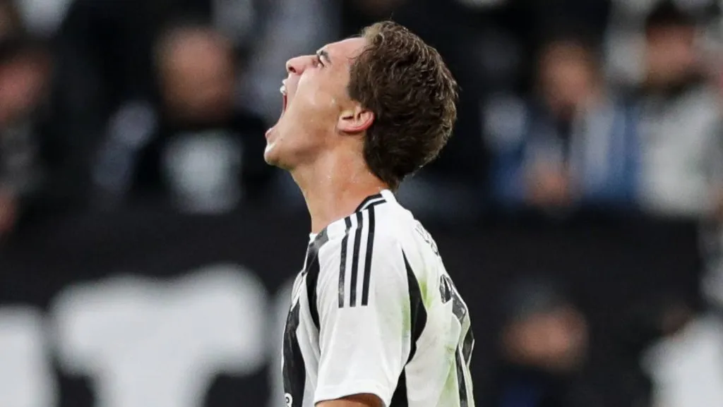 Kenan Yildiz, da Juventus, comemora após marcar um gol durante a partida da UEFA Champions League entre Juventus e PSV Eindhoven no Juventus Stadium. (Foto: IMAGO / ZUMA Press Wire)
