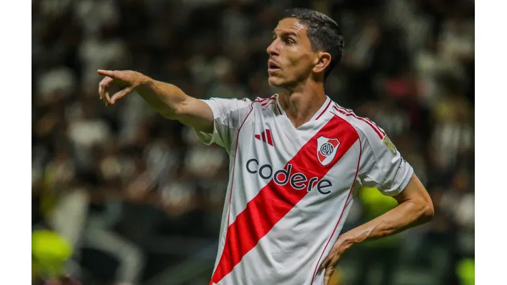 Nacho Fernandéz orienta seus companheiros na partida de ida entre Atlético-MG e River Plate, no dia 22 de outubro de 2024. (Sipa US / Alamy Stock Photo)