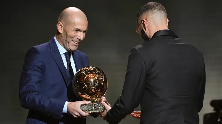 Bola se Ouro entregue em ao Benzema, em 2022. (Photo by Aurelien Meunier/Getty Images)