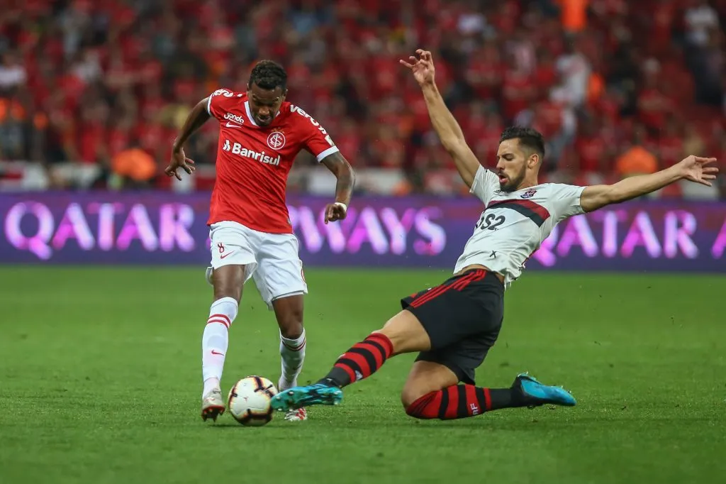 Pablo Marí vs Internacional. (Photo by Lucas Uebel/Getty Images)