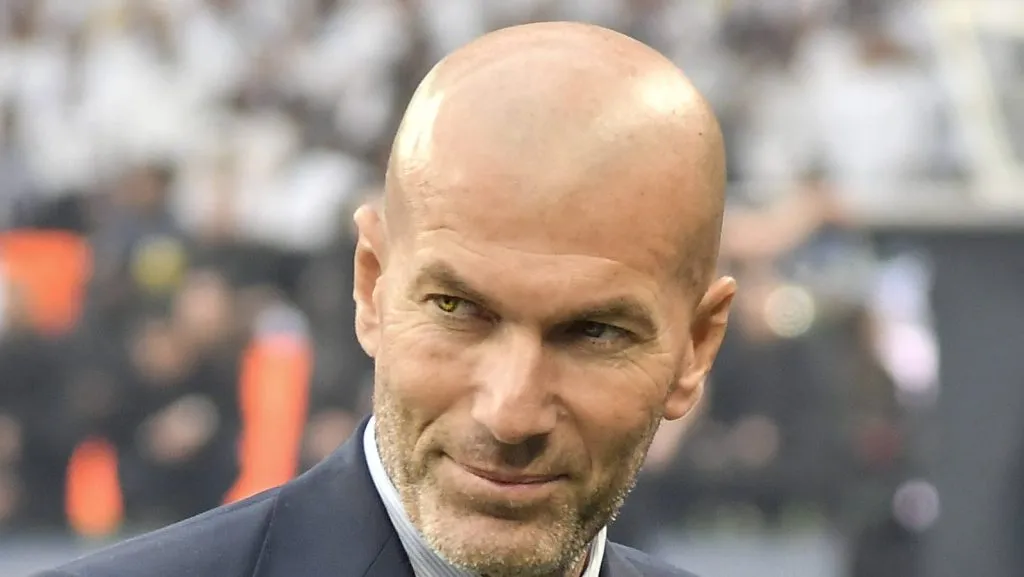 Com o contrato de Ancelotti se aproximando do fim, rumores indicam que Florentino Pérez considera Zinedine Zidane como possível substituto. Zidane, que já conquistou 11 títulos com o clube, é visto como opção caso o italiano não consiga reverter a situação rapidamente. (Foto: IMAGO / pepphoto)
