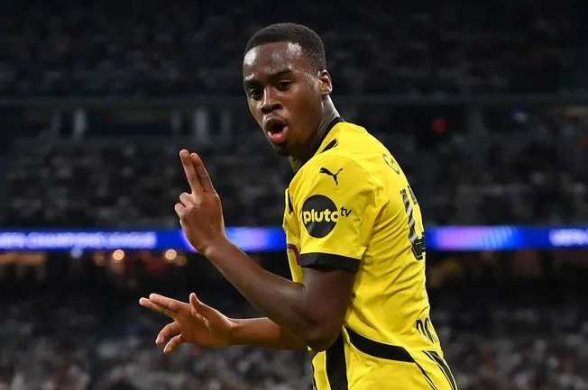 Jamie Gittens do Borussia Dortmund, é um grande alvo do Chelsea. Os dirigentes do clube alemão topam liberá-lo, mas só se oferecerem 100 milhões de euros. (Photo by Denis Doyle/Getty Images)