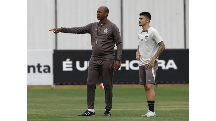 O jovem meio-campista Pedro Thomas, nascido em 2008, firmou seu primeiro contrato profissional com o Corinthians, válido até outubro de 2027. (Foto: Divulgação / Instagram)