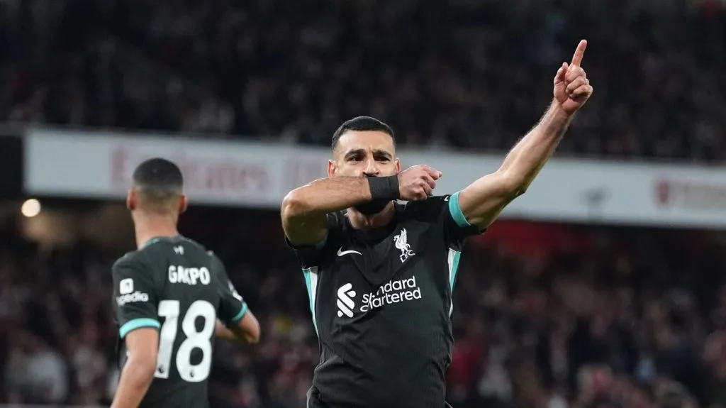 Salah comemorando o gol de empate contra o Arsenal