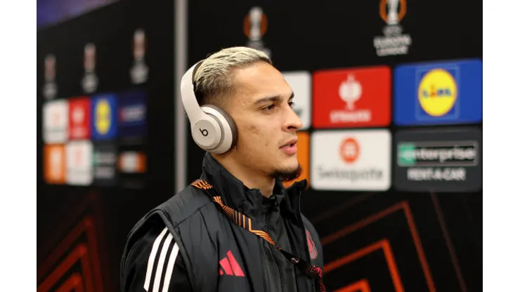 ISTANBUL, TURKEY - OCTOBER 24: Antony of Manchester United arrives at the stadium prior to the UEFA Europa League 2024/25 League Phase MD3 match between Fenerbahce SK and Manchester United at Fenerbahce Suekrue Saracoglu Spor Kompleksi on October 24, 2024 in Istanbul, Turkey. (Photo by Ahmad Mora - UEFA/UEFA via Getty Images)