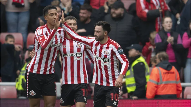 O jovem meio-campista Chris Rigg, do Sunderland, tem atraído a atenção de Manchester United e Chelsea, que observam de perto sua evolução após atuações impressionantes na Championship. (Foto: IMAGO / NurPhoto)