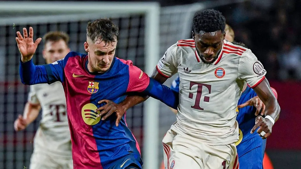 Marc Casadó e Alphonso Davies em disputa