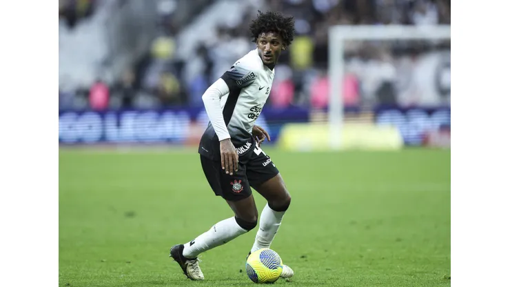 SAO PAULO, BRAZIL - OCTOBER 20: Talles Magno of Corinthians controls the ball during a match between Corinthians and Flamengo as part of Copa do Brasil at Neo Quimica Arena on October 20, 2024 in Sao Paulo, Brazil. (Photo by Alexandre Schneider/Getty Images)