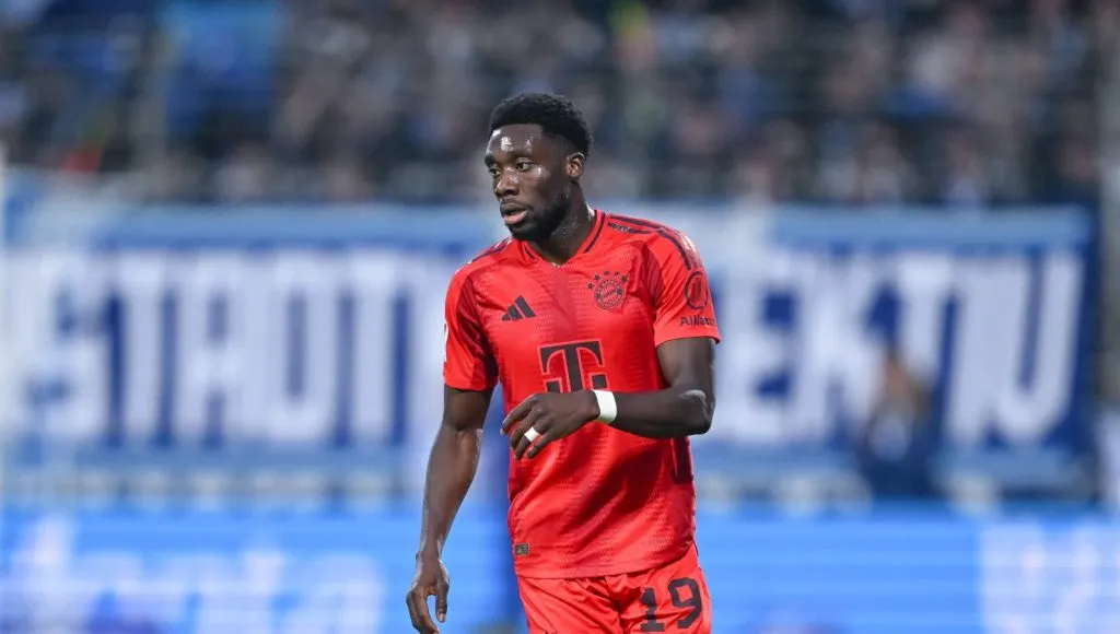 Alphonso Davies em campo pelo Bayern de Munique
