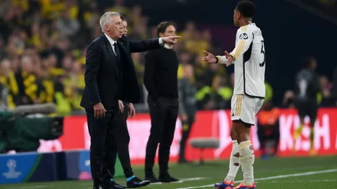 LONDON, ENGLAND - JUNE 01: Carlo Ancelotti, Head Coach of Real Madrid, gestures towards Jude Bellingham of Real Madrid during the UEFA Champions League 2023/24 Final match between Borussia Dortmund and Real Madrid CF at Wembley Stadium on June 01, 2024 in London, England. (Photo by Justin Setterfield/Getty Images)