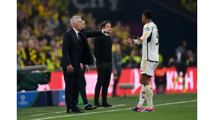 LONDON, ENGLAND - JUNE 01: Carlo Ancelotti, Head Coach of Real Madrid, gestures towards Jude Bellingham of Real Madrid during the UEFA Champions League 2023/24 Final match between Borussia Dortmund and Real Madrid CF at Wembley Stadium on June 01, 2024 in London, England. (Photo by Justin Setterfield/Getty Images)