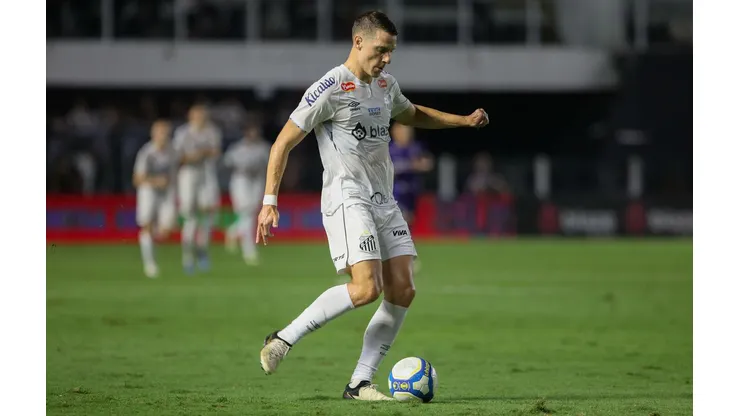 Julio Furch em ação durante o duelo entre Santos e Ceará, no dia 22 de outubro de 2024. (Sipa US / Alamy Stock Photo)