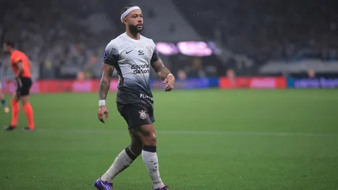 Memphis Depay em campo no jogo entre Corinthians e Racing, pela Copa Sul-Americana, no dia 24 de outubro de 2024. (Associated Press / Alamy Stock Photo)