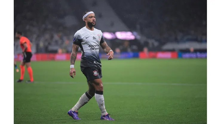 Memphis Depay em campo no jogo entre Corinthians e Racing, pela Copa Sul-Americana, no dia 24 de outubro de 2024. (Associated Press / Alamy Stock Photo)