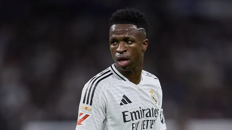Vinicius Jr em ação contra o Barcelona por La Liga.