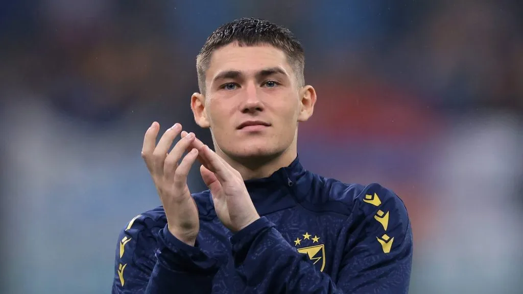 Andrija Maksimovic, do Estrela Vermelha, aplaude os torcedores após o apito final da partida da UEFA Champions League no Giuseppe Meazza, em Milão. (Foto: IMAGO / Sportimage)