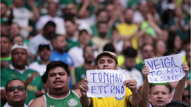 Após o empate em 2 a 2 com o Fortaleza no Allianz Parque, Abel Ferreira, técnico do Palmeiras, aproveitou a coletiva de imprensa para destacar a importância do apoio da torcida nos minutos finais das partidas, afirmando que sente falta de uma energia extra nos momentos decisivos.(Foto: Ettore Chiereguini/AGIF)