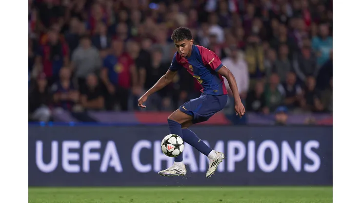 BARCELONA, SPAIN - OCTOBER 23: Lamine Yamal of FC Barcelona controls the ball during the UEFA Champions League 2024/25 League Phase MD3 match between FC Barcelona and FC Bayern Munchen at Estadi Olimpic Lluis Companys on October 23, 2024 in Barcelona, Spain. (Photo by Pedro Salado/Getty Images)