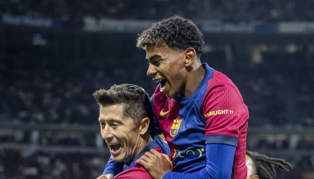 Yamal e Lewandowski comemorando um gol contra o Real Madrid