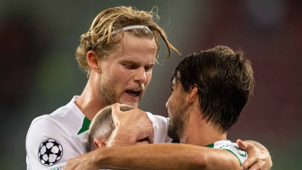 Morten Hjulmand comemora um gol com seus companheiros durante a partida da UEFA Champions League, entre Sturm Graz e Sporting Lisboa.(Foto: IMAGO / Michal Fajt)