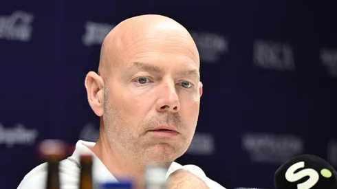 Brian Riemer, novo técnico da Dinamarca, acredita que o futuro de Hjulmand pode estar na Premier League, e o elogia como um jogador raro, comparável aos clássicos volantes do passado. (Foto: IMAGO / Isosport)