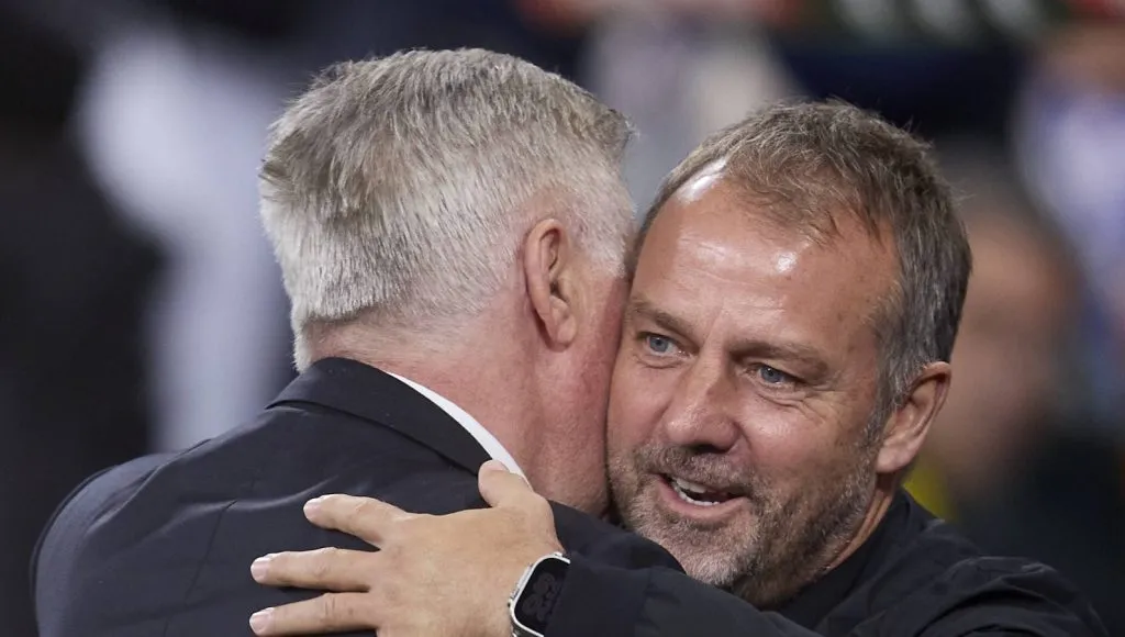 Ancelotti e Flick se cumprimentando antes do El Clásico