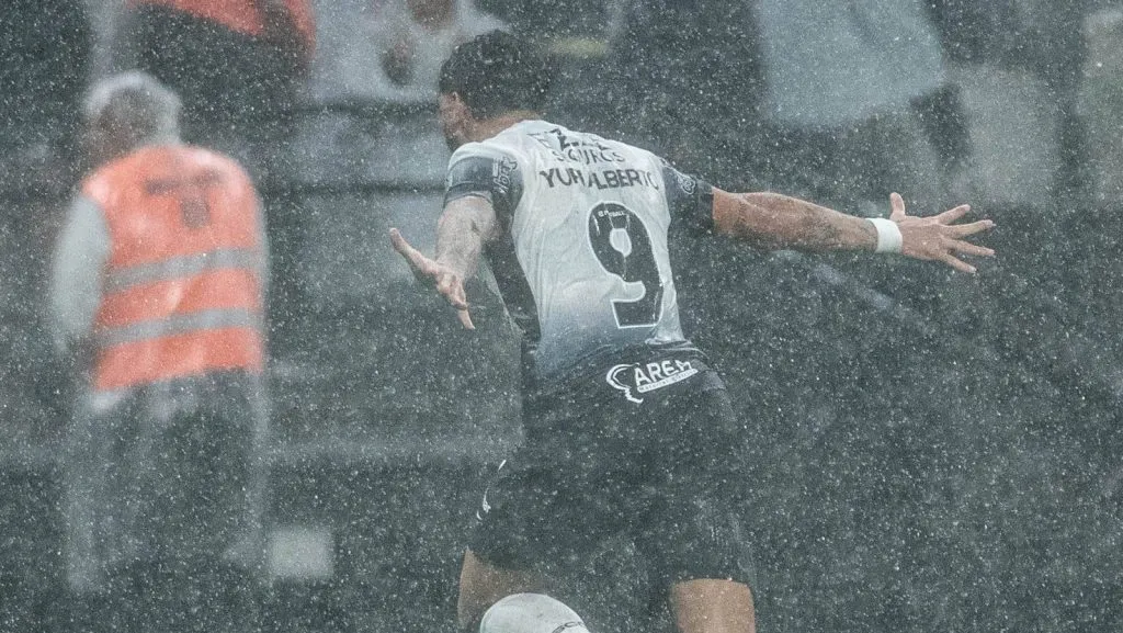 Yuri Alberto comemora seu gol na partida entre Corinthians e Racing-ARG, válida pela primeira partida da semifinal da CONMEBOL Sul-Americana, na Neo Química Arena. (Foto: IMAGO / TheNews2)