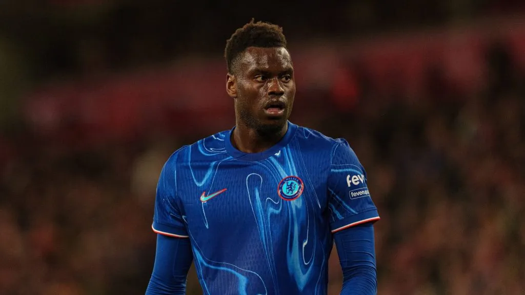 Chelsea, de Benoit Badiashile, participa da partida da Premier League entre Liverpool e Chelsea em Anfield. (Foto: IMAGO / NurPhoto)