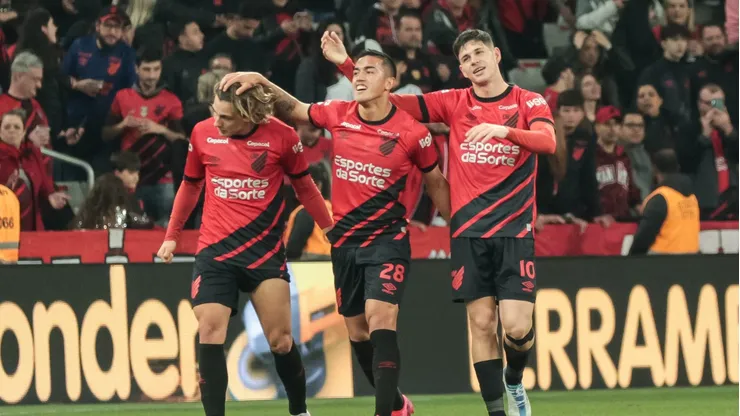 River Plate quer atravessar o Boca Juniors e anunciar gringo do Athletico Paranaense. Foto: Robson Mafra/AGIF