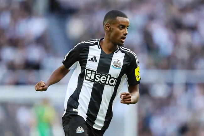 Alexander Isak não quer ficar no Newcastle, segundo portal. Ele é alvo do Arsenal (Photo by Matt McNulty/Getty Images)