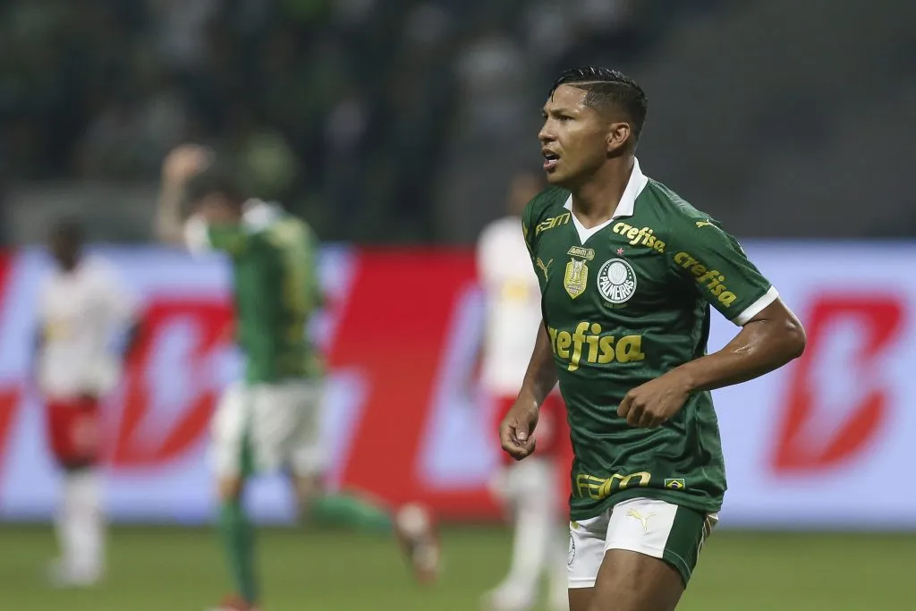 Rony pelo Palmeiras celebrando gol contra o RB Bragantino. (Photo by Ricardo Moreira/Getty Images)