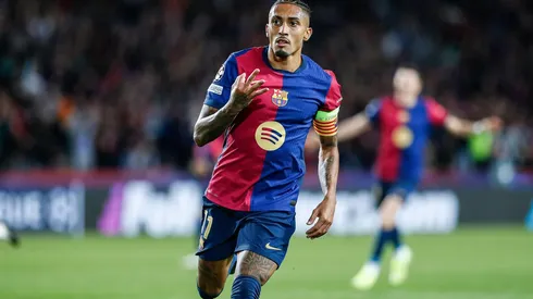 Raphinha durante a comemoração do seu terceiro gol na vitória do Barcelona sobre o Bayern de Munique, no dia 23 de outubro de 2024. (Associated Press / Alamy Stock Photo)