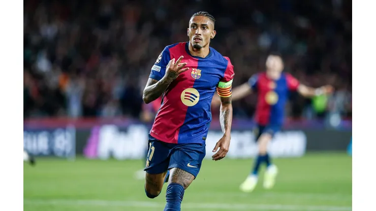 Raphinha durante a comemoração do seu terceiro gol na vitória do Barcelona sobre o Bayern de Munique, no dia 23 de outubro de 2024. (Associated Press / Alamy Stock Photo)