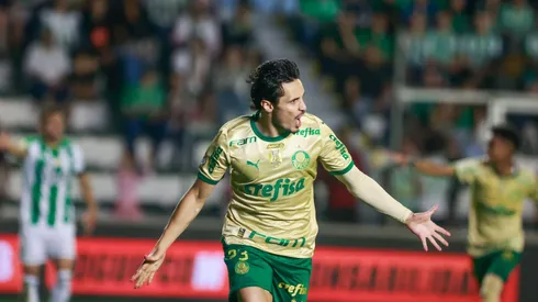 Raphael Veiga comemora um de seus gols na vitória do Palmeiras sobre o Juventude, no dia 20 de outubro de 2024. (Sipa US / Alamy Stock Photo)