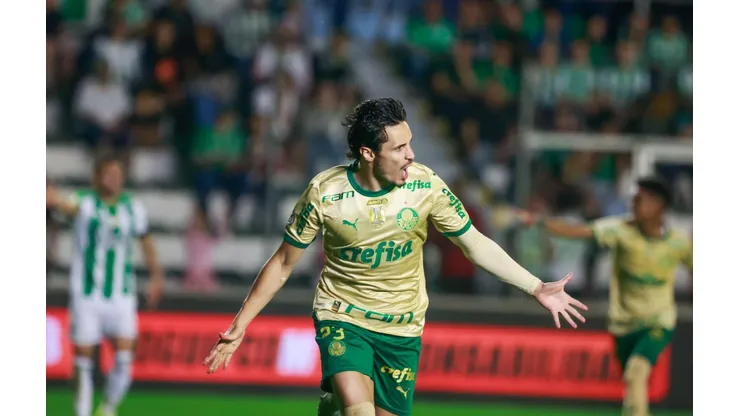 Raphael Veiga comemora um de seus gols na vitória do Palmeiras sobre o Juventude, no dia 20 de outubro de 2024. (Sipa US / Alamy Stock Photo)