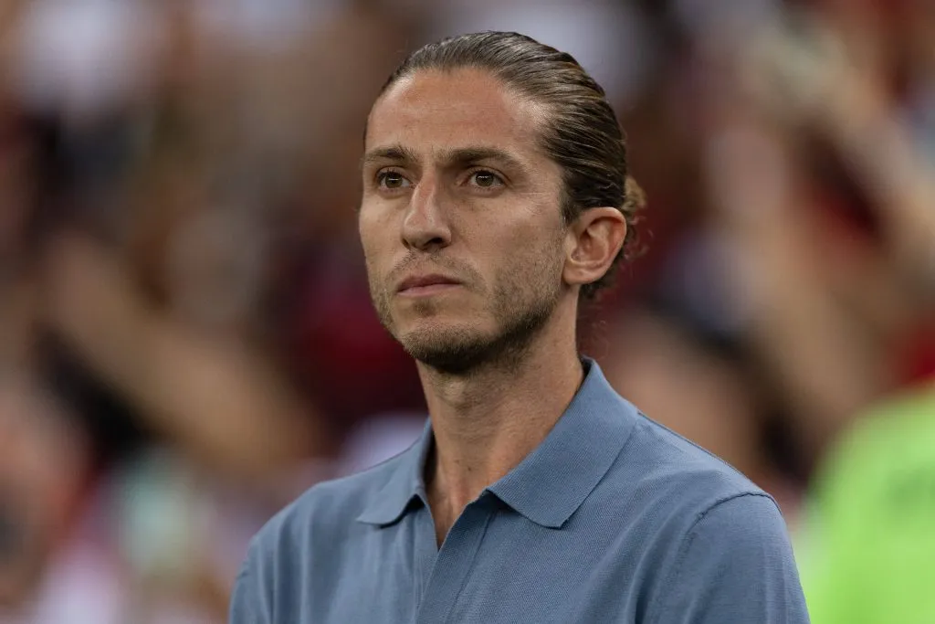 October 17, 2024, Rio De Janeiro, Rio De Janeiro, Brazil: RIO DE JANEIRO, BRAZIL – OCTOBER 17: FILIPE LUIS, Head Coach of Flamengo, looks on before the match between Flamengo and Fluminense as part of Brasileirao 2024 at Maracana Stadium on October 17, 2024 in Rio de Janeiro, Brazil. Rio De Janeiro Brazil – ZUMAc227 20241017_zsp_c227_012 Copyright: xRuanoxCarneirox