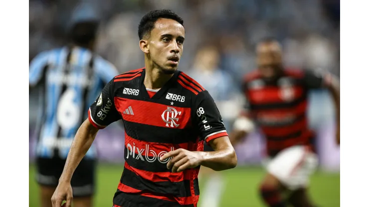 PORTO ALEGRE, BRAZIL - SEPTEMBER 22: Matheus Goncalves of Flamengo celebrates after scoring the team´s first goal during the match between Gremio and Flamengo as part of Brasileirao 2024 at Arena do Gremio on September 22, 2024 in Porto Alegre, Brazil. (Photo by Pedro H. Tesch/Getty Images)