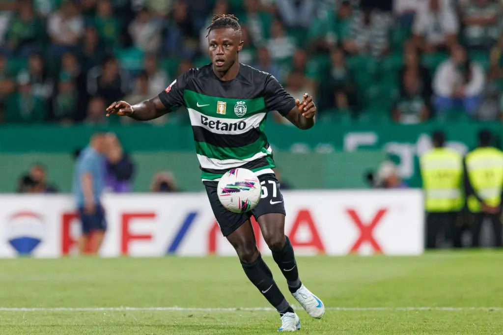 Geovany Quenda em ação pelo Sporting (Foto: IMAGO /&nbsp;Maciej Rogowski)