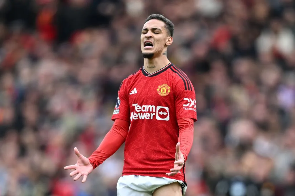 Antony durante partida pelo Manchester United. (Photo by Michael Regan/Getty Images)