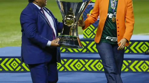 SAO PAULO, BRAZIL - NOVEMBER 09: Ednaldo Rodrigues President of CBF delivers the trophy of champion of the Brasileirão 2022 to Leila Pereira President of Palmeiras during the match between Palmeiras and America MG as part of Brasileirao Series A 2022 at Allianz Parque on November 09, 2022 in Sao Paulo, Brazil. (Photo by Ricardo Moreira/Getty Images)