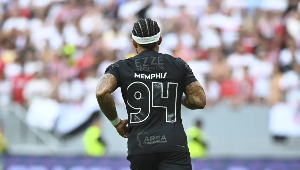 Memphis Depay à serviço do Corinthians