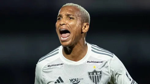 Deyverson com a camisa do Atlético-MG.