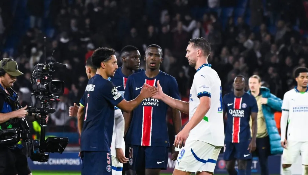 Marquinhos cumprimentando Luuk de Jong