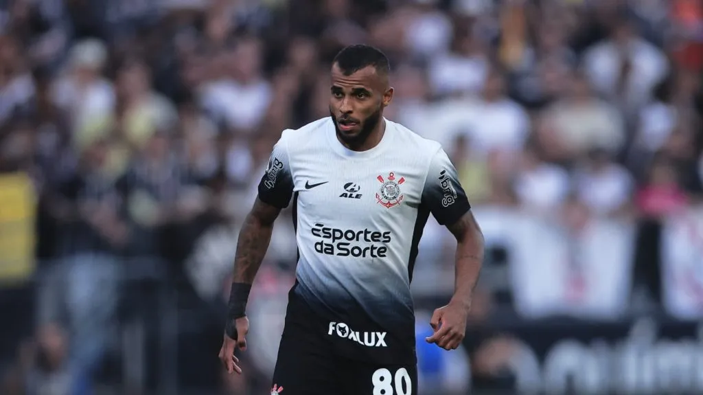 Alex Santana em campo contra o Juventude