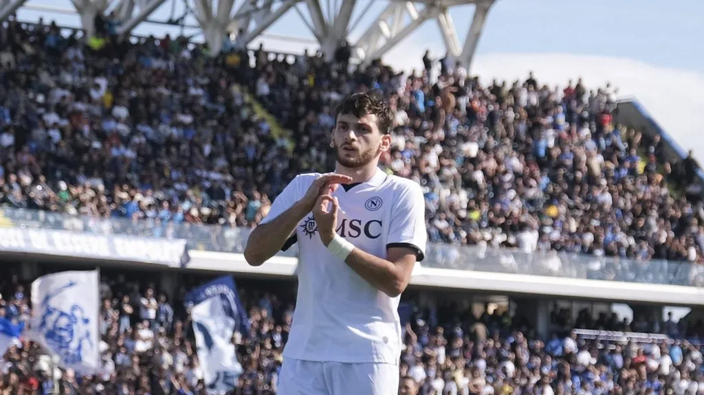 Kvaratskhelia comamorando o gol da vitória o Empoli