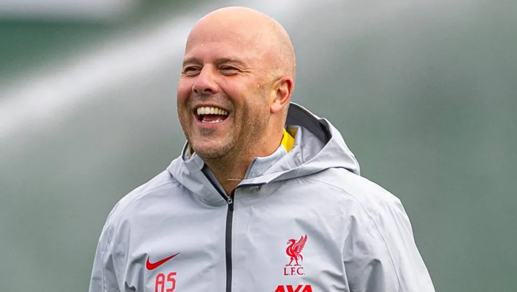 Arne Slot, treinador do Liverpool quer jogador do Las Palmas.. (Photo by David Rawcliffe Propaganda)