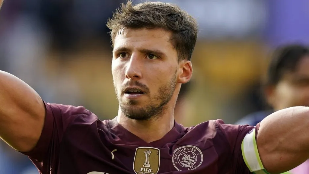 O Chelsea está considerando uma ousada transferência para contratar o zagueiro Ruben Dias, enquanto o clima no Manchester City é de preocupação devido a investigações e incertezas sobre o futuro da equipe. (Foto: IMAGO / Sportimage)