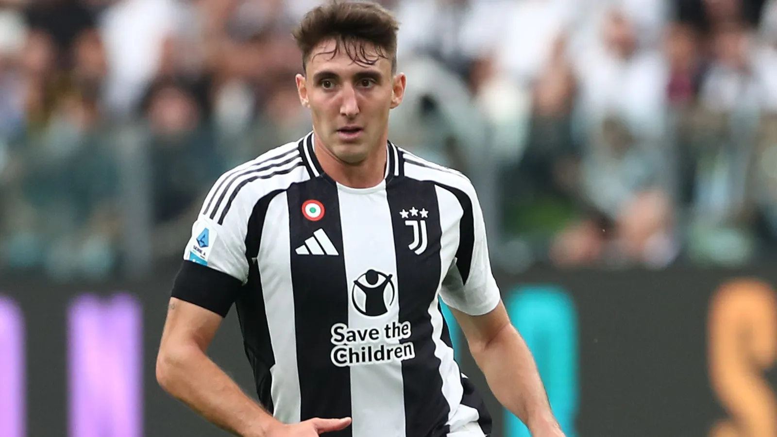 Andrea Cambiaso, de camisa branca e preta da Juventus e alvo do Real Madrid 