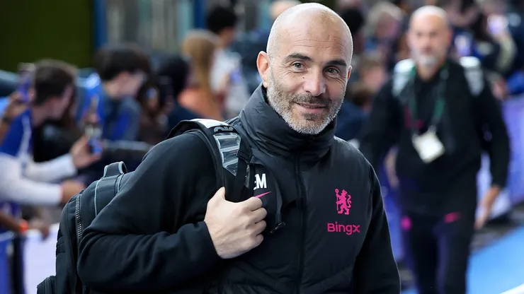 Enzo Maresca desembarcando com a delegação do Chelsea.
